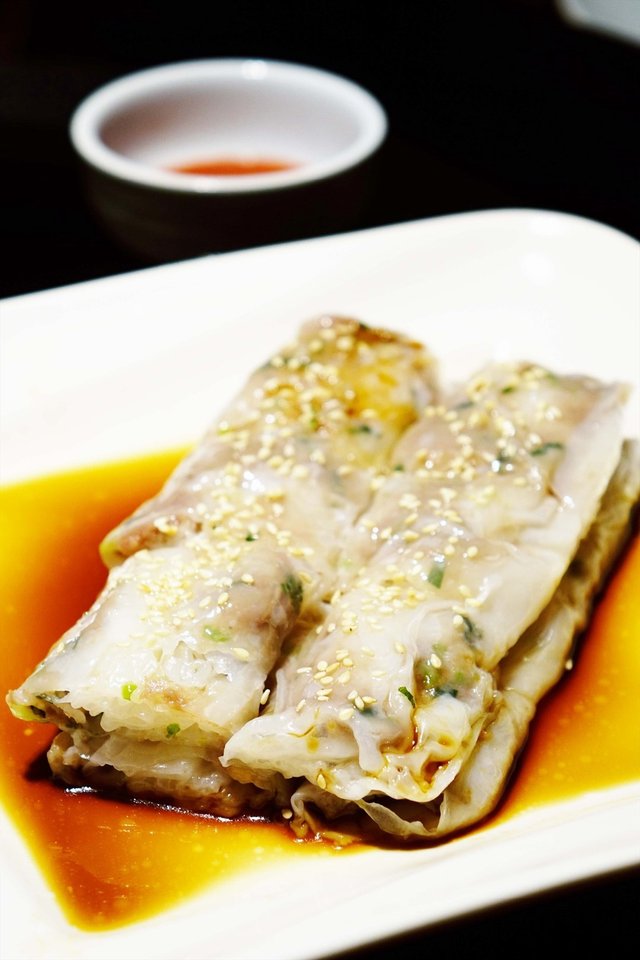 一碟四條,粉皮晶瑩剔透,滑溜非常