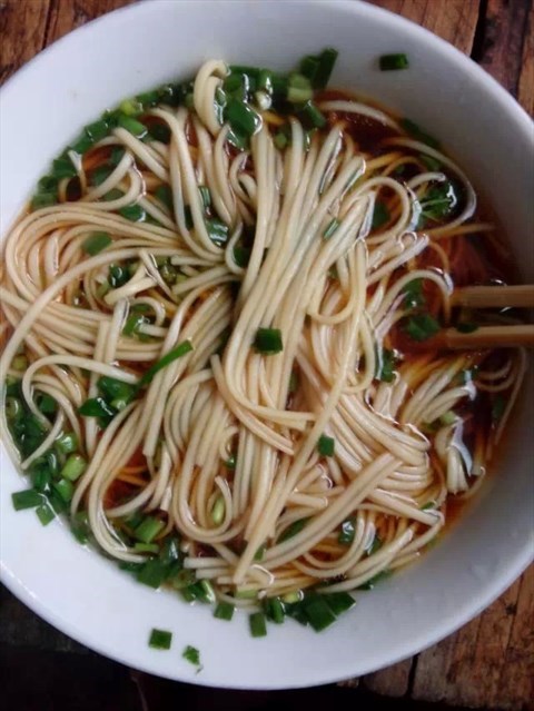 家餐厅小店环境很干净 整洁 ,这里的面条种类也很多 名字起的有点特别