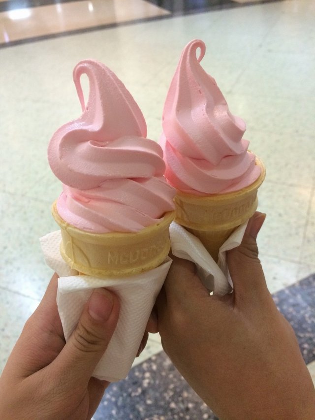 樱花味圆筒冰淇淋