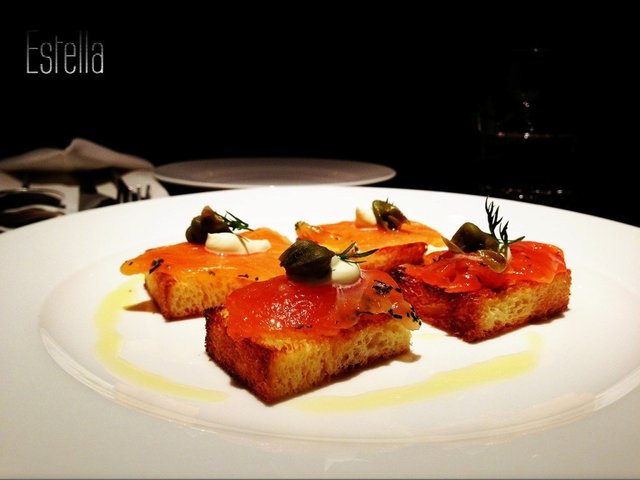 自制腌三文鱼，烤奶油面包，水瓜榴，酸忌廉和茴香