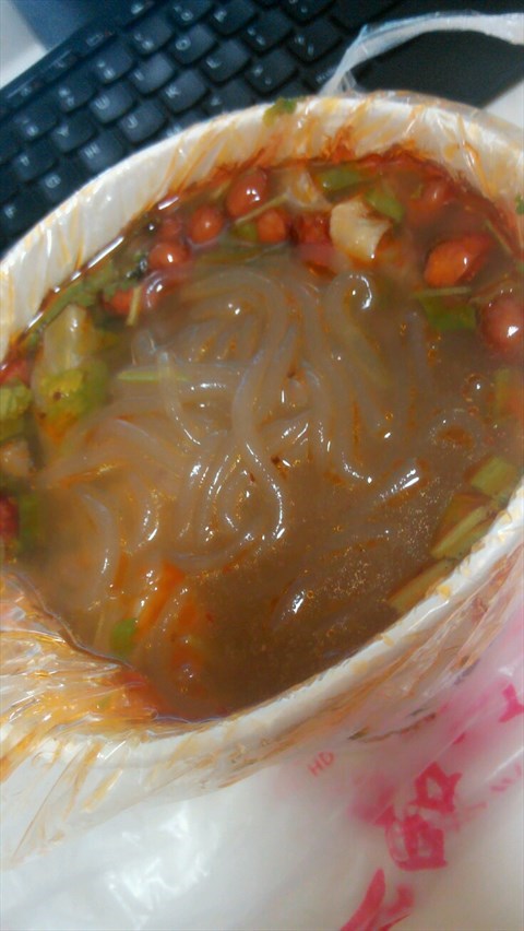 每次来都打包一份回去吃. 价格也不贵. 酸辣粉 很筋道.口感爽滑.