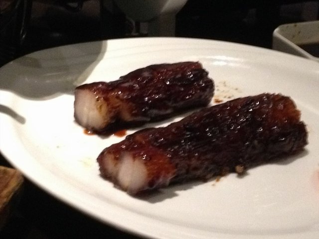 别看它黑色,可以味道特别好,叉烧肉肥瘦适中。