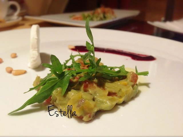 牛油果松子山羊芝士沙拉配红桑梅酱