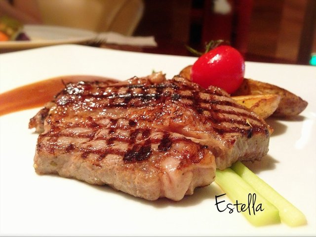 扒澳洲西冷配串红番茄、露丝玛丽新薯、砵酒汁