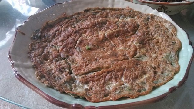 春天是吃香椿的季节,可能是我们家不产这个,我小时候是没有吃过香椿,还好对于这个味道并不抗拒。市场上香椿的价格不便宜,所以原来便宜的煎蛋加上香椿后就要35元一份。