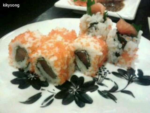紫苏三文鱼腩卷