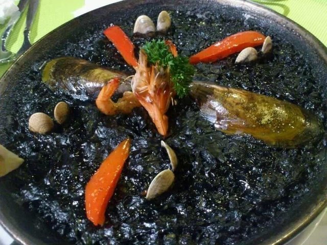 墨鱼汁海鲜饭