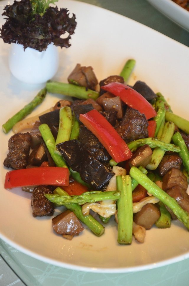 烧汁百灵菇炒蚌柳雪花牛