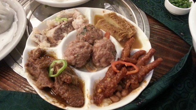 排骨、凤爪、金钱肚、牛仔骨、牛肉球拼盘