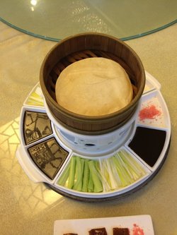 烤鸭配菜的盘子