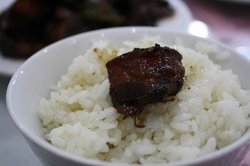 个红烧肉半肥瘦，好易入口。个汁好浓但唔系好咸。