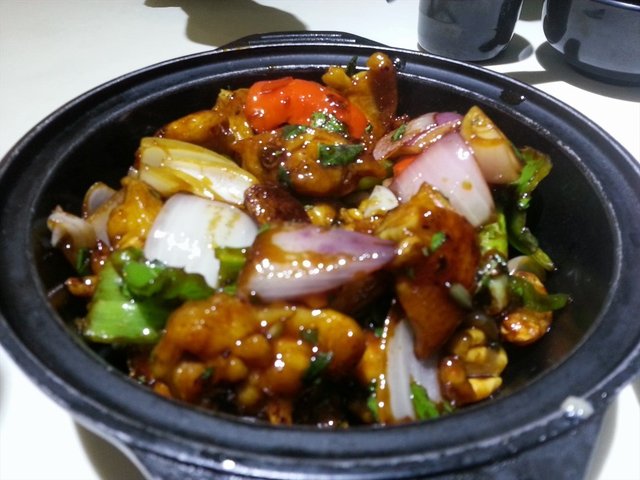这道菜出乎意料的好吃，虽然价格比较贵，很小一份48块，但它里面的鸡肉全是鸡翅膀，而且不是很大很夸张的那种，做法也很入味，值得推荐。