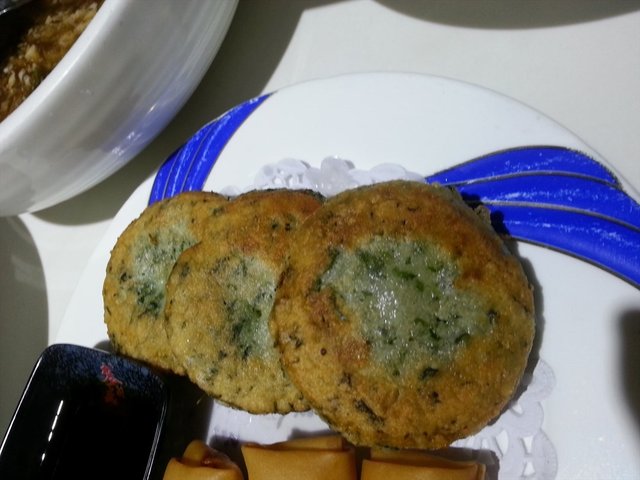 草头饼以前在嘉定的法华寺那里吃过，味道挺香的，他家做得还可以，不过因为做法也简单，就是糯米粉和草头的结合，所以不觉得很惊艳。