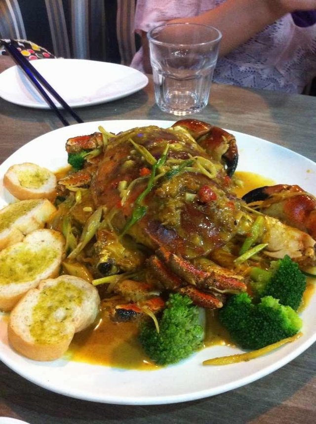 咖喱蟹，蒜香面包配咖喱，很赞