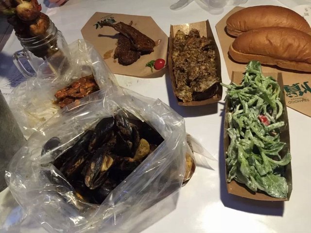 用手抓着吃的