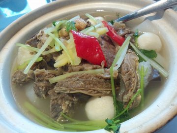 清汤萝卜牛腩鱼肚猪红煲