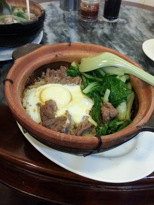 窝蛋牛肉煲仔饭