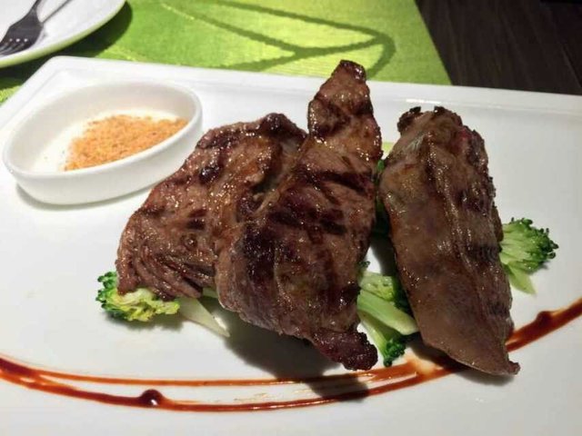 炭烧牛板键配香草海盐