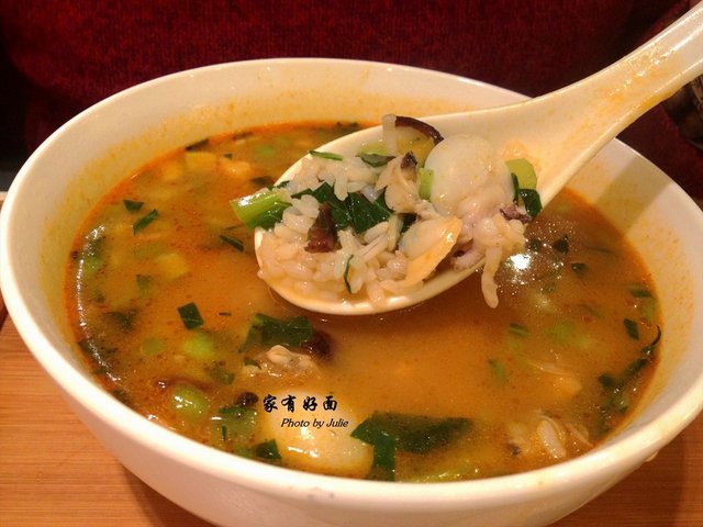 饭粒是很分明的那种，符合泡饭的口感，味道上，鲜中带着小麻小辣，蛮不错的。