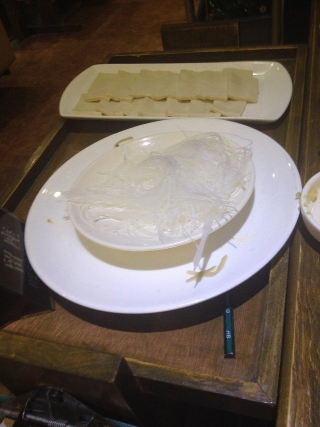 我喜欢在火锅内放粉丝，不过火候很重要，久了会烂掉，时间短了就不熟。