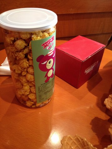 爆米花和杯子