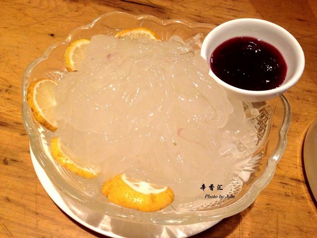 颇有创意的冷菜，芦荟铺在冰块上，配上蓝莓酱，能很好地中和其他辣菜。