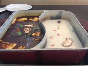 红汤梭边鱼锅