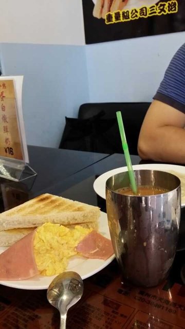 西多火腿炒蛋配奶茶