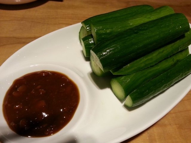 黄瓜沾酱