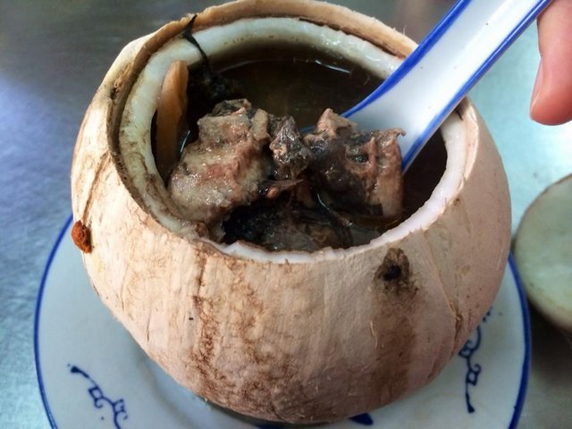 原只椰子炖竹丝鸡