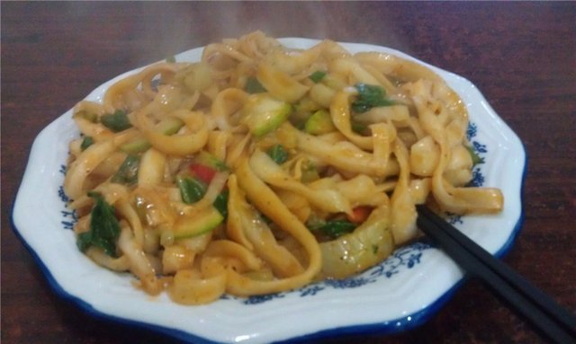 蔬菜炒刀削面