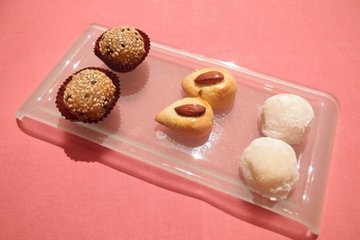 奶黃糯米滋、迷你煎堆及杏仁酥