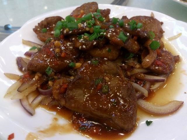 啖啖肉,但是模样与茄汁猪扒无异,味道也差不多,不过鹅脯没有炸过,油脂连着鹅皮上,两者的肥腻度不一样。
