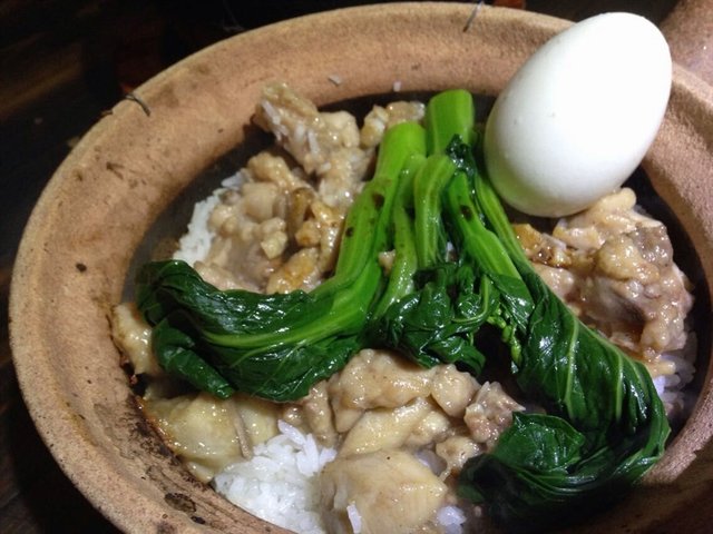 滑鸡拼排骨煲仔饭