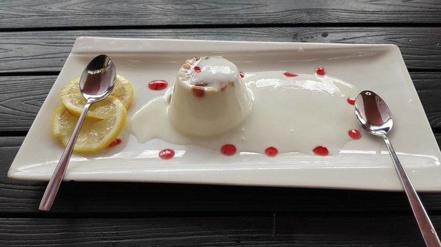 坚果布丁配酸奶