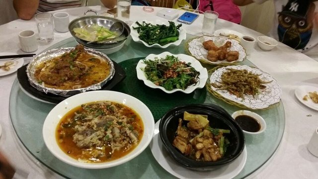 雍盛菜馆，酸菜浸肥牛、凉拌鱼皮