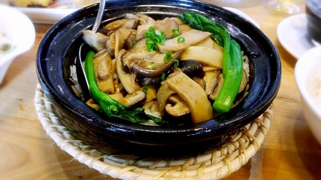 鲍汁菌菇煲仔饭