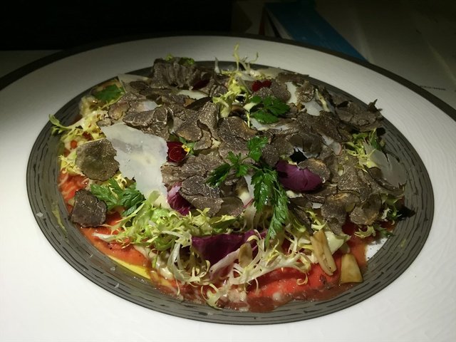 经典松露味牛肉片配小蘑菇，脆芝士，小沙拉