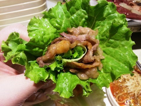 生菜卷烤肉 