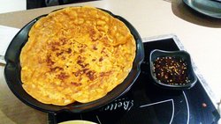 还有泡菜饼也是，   压根是想吃没点过，   薄薄的一张饼皮夹着白菜，   稍微有点咸吧，   配着醋也不油腻！