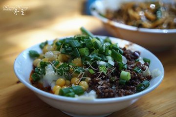 豌豆杂酱刀削面
