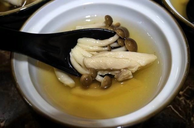 鲜茶树菇搭配鸡腿肉，食的就是鲜味。