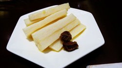 朋友说‘加了点话梅就是话梅山药啦？’ 我说‘是啊， 加点蓝莓就是蓝莓山药了。‘ 酸酸甜甜很爽口， 我吃了很多。