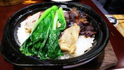 我超级喜欢吃煲仔饭的， 这个是他家招牌煲仔饭， 端上来就一阵香味， 服务员会帮忙拌好。 底下一层锅巴越嚼越香， 米饭很有味道， 几乎全是我吃光的！