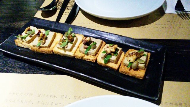 是一道盘子都是冰凉的冷菜， 面包托烤的硬硬的， 加上鹅肝的细腻， 说不上来的怪怪的口感， 个人不怎么吃得惯。