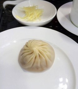 特色蟹粉小笼包
