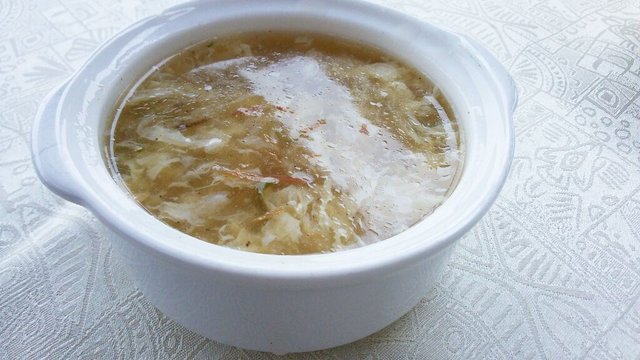 加了鱼肉的酸辣汤，很开胃的说～