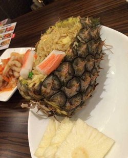 菠萝海鲜炒饭