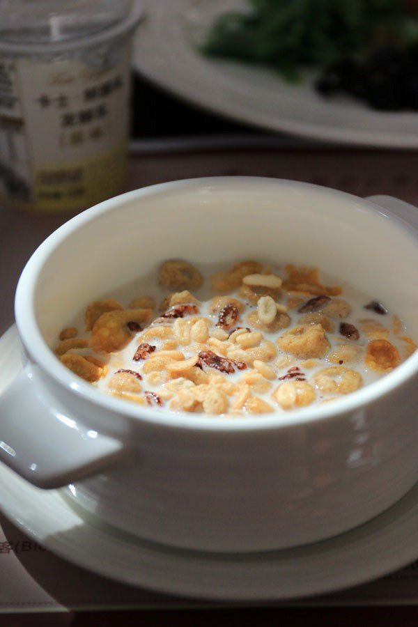 美妙的早晨，怎可以少得了牛奶麦片