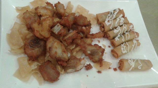 酥炸排骨拼春卷